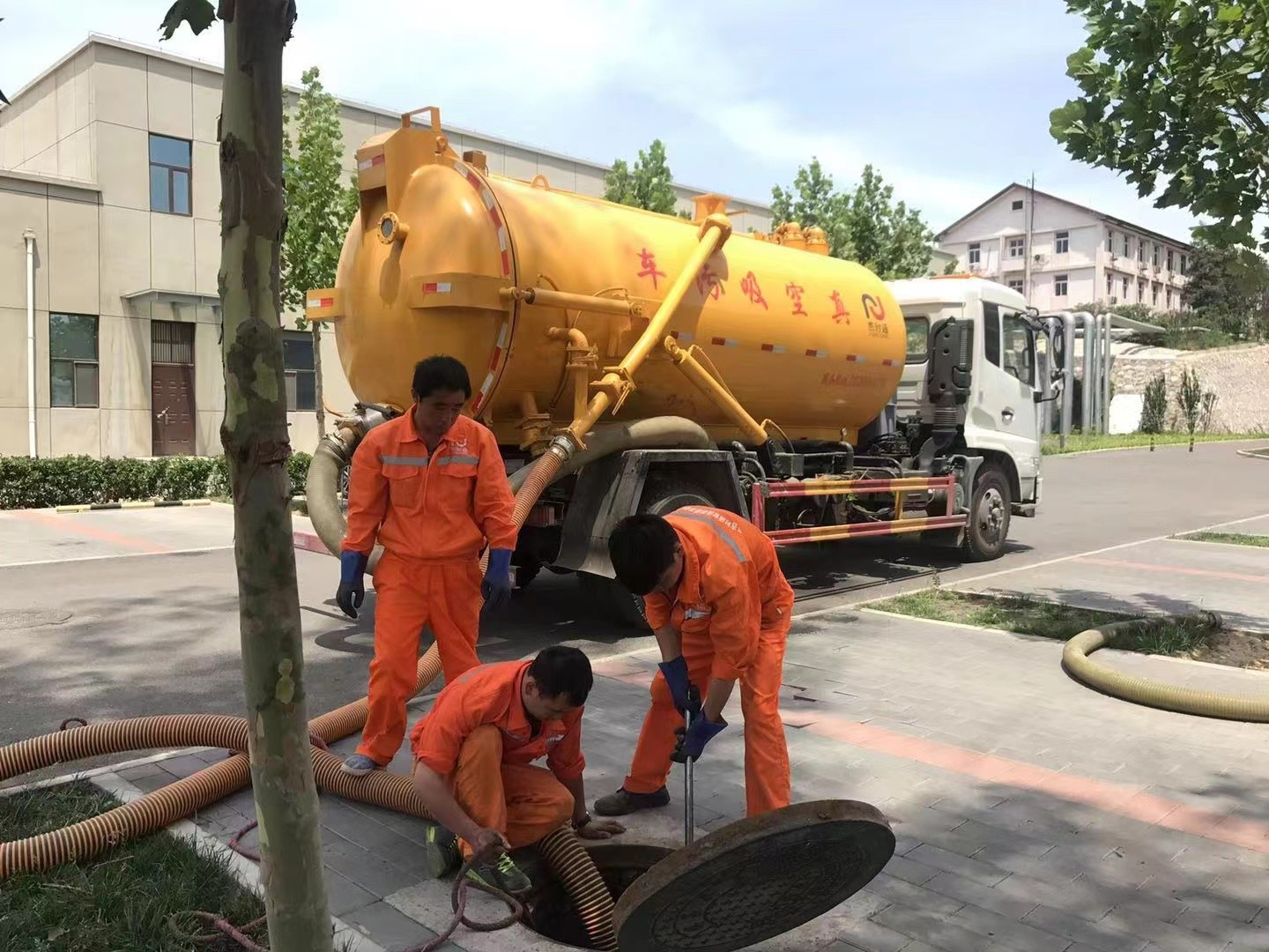 红河管道疏通车停在窨井附近